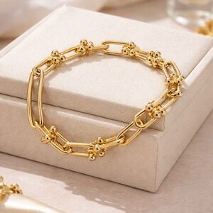 Elegant Gold Link Bracelet
